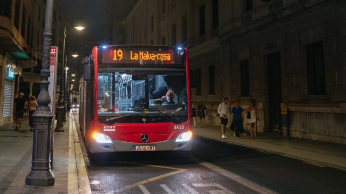 Imagen de un autobús de la linea 19 dirección la Malva-rosa circulando de noche