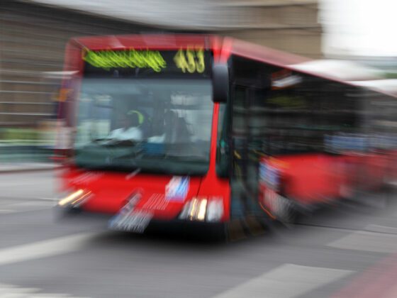 Autobus urbano de la EMT Valencia circulando por Valencia