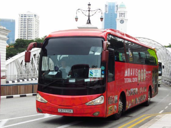 Autobus urbano de la EMT Valencia circulando por un puente de Valencia