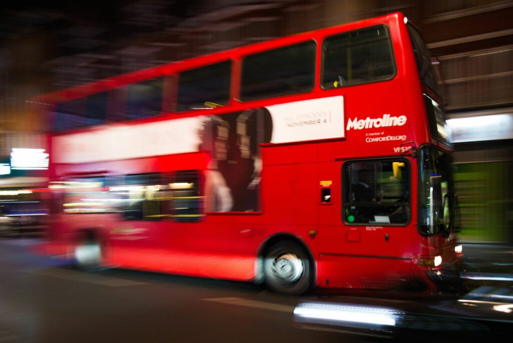 Autobus de dos plantas de la EMT Valencia circulando de noche por la ciudad