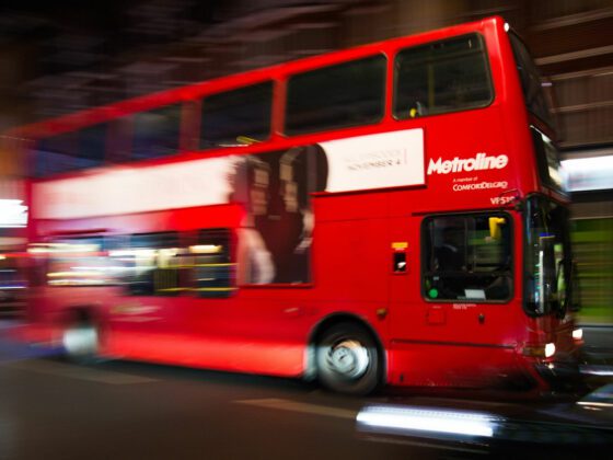 Autobus de dos plantas de la EMT Valencia circulando de noche por la ciudad