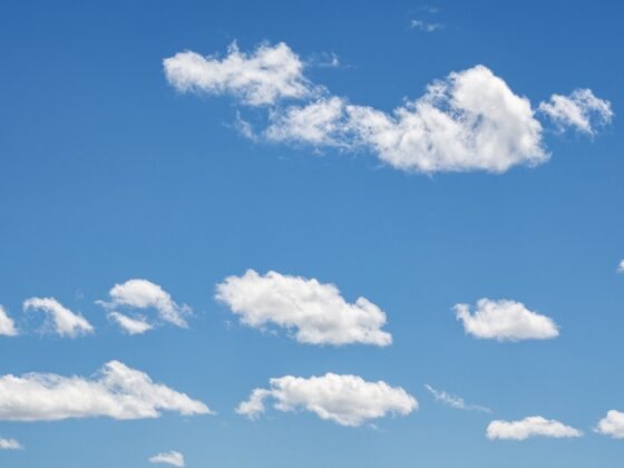 Cielo azul con algunas nubes algodonosas, pequeñas y blancas