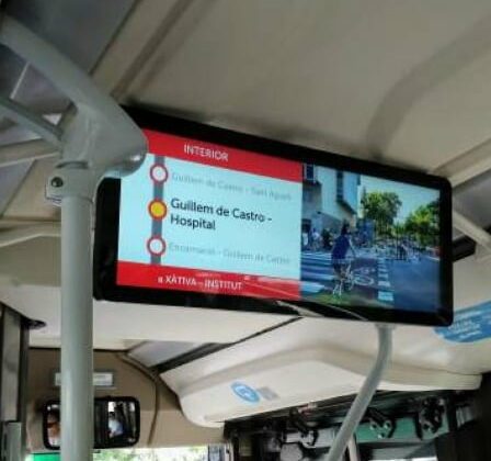 Interior autobús con pantalla de paradas