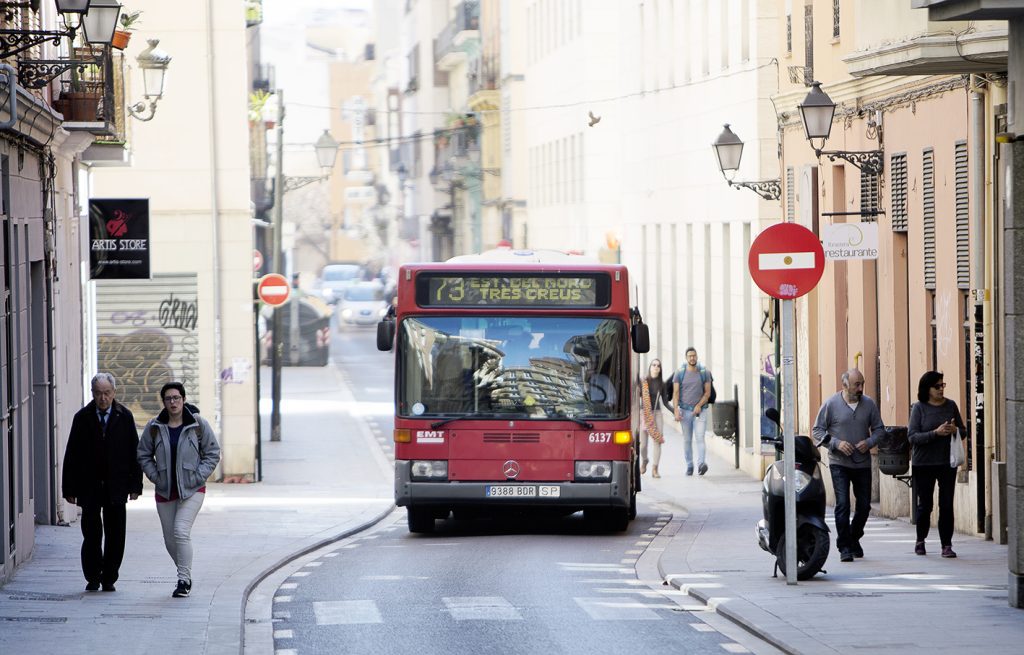Imagen de un autobús de la linea 73 circulando por la ciudad