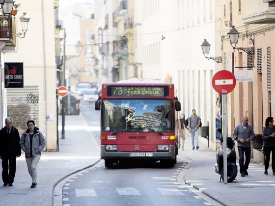 Imagen de un autobús de la linea 73 circulando por la ciudad
