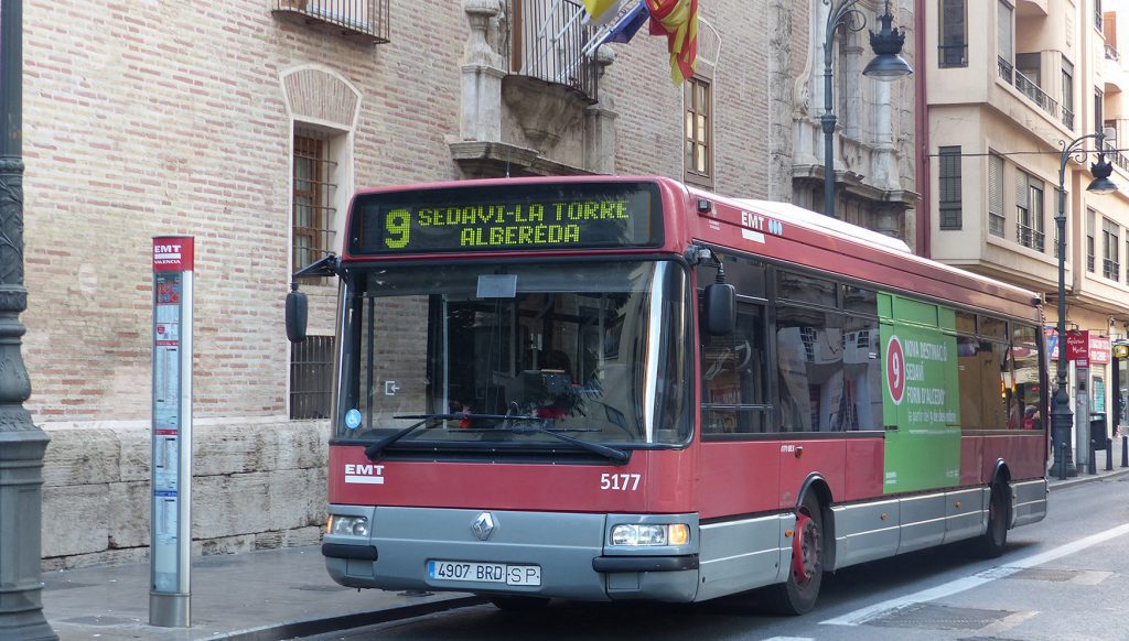 Imagen de un autobús de la linea 9 llegando a una parada