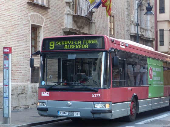 Imagen de un autobús de la linea 9 llegando a una parada