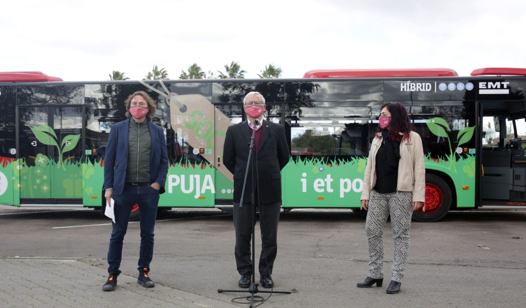 Imagen de Giuseppe Grezzi y el alcalde de Valencia en la presentación de los autobuses híbridos