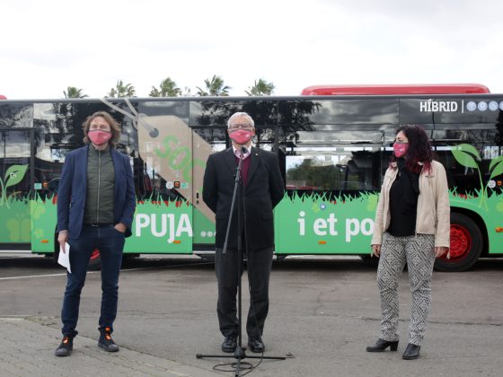 Imagen de Giuseppe Grezzi y el alcalde de Valencia en la presentación de los autobuses híbridos