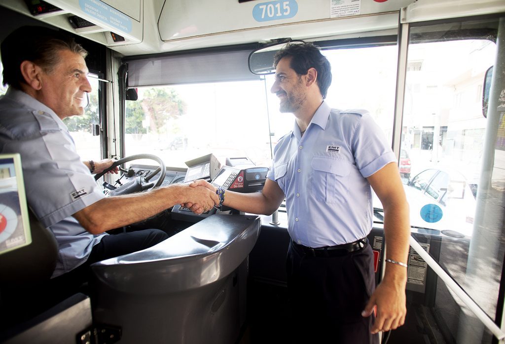 Imagen de dos conductores de autobús saludándose con un apretón de manos