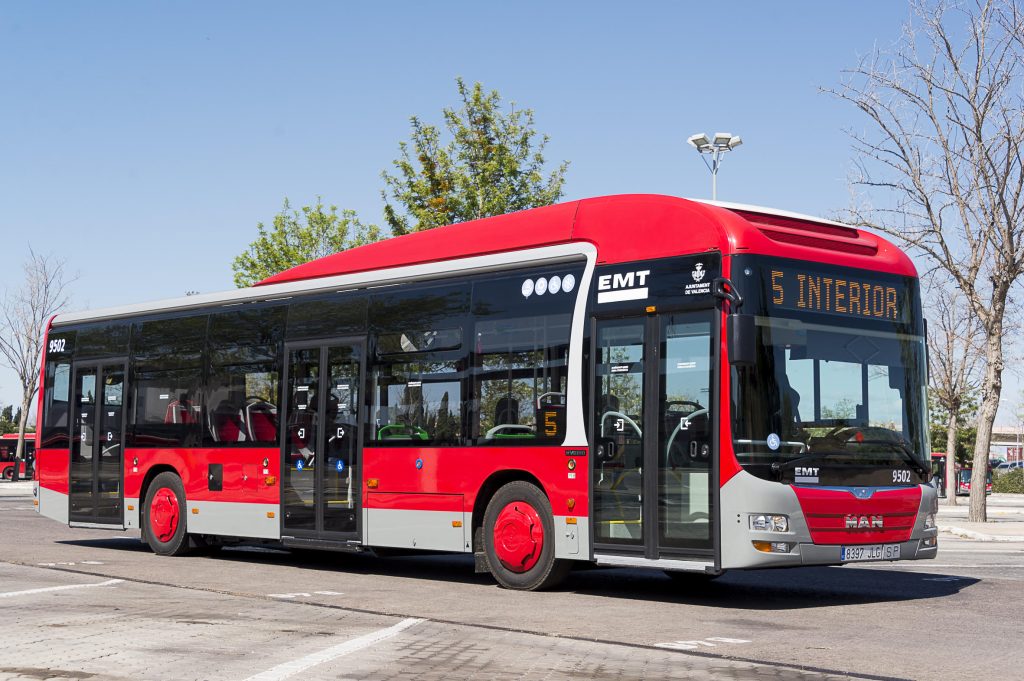 Imagen de un autobús de la linea 5