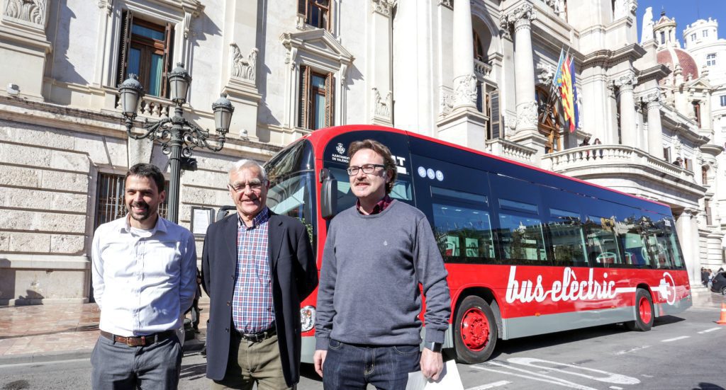 Imagen del alcalde de Valencia, Joan Rib acompañado del regidor de Mobilitat Sostenible, Giuseppe Grezzi, presentando los nuevos autobuses eléctricos e híbridos que ha adquirido la EMT