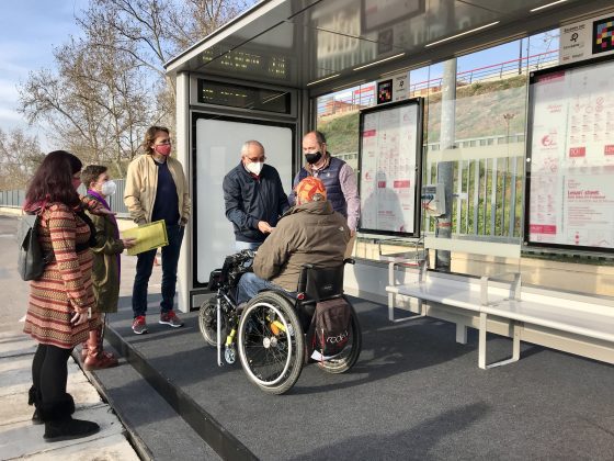 Imagen de Grezzi y un grupo de ciudadanos visitando un prototipo de marquesina