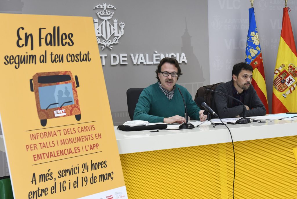 Imagen de Giuseppe Grezzi con un compañero en rueda de prensa informando del dispositivo habilitado por la EMT en las fallas valencianas