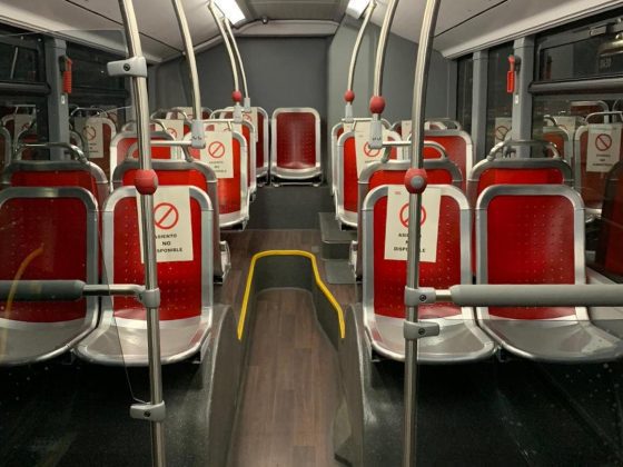 Imagen del interior de un autobús con la limitación de plazas debido al covid