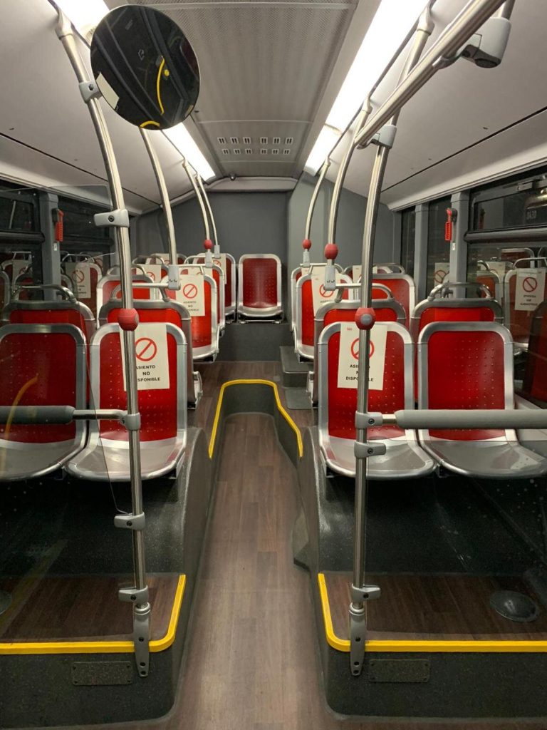 Imagen del interior de un autobús con la limitación de plazas debido al covid