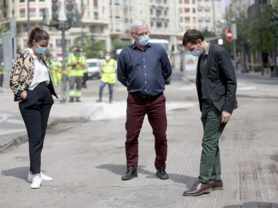 Imagen del alcalde Joan Rib y los vice-alcaldes Sandra G mez y Sergi Campillo informando de los asuntos tratados a la comisión de seguimiento de la crisis del coronavirus