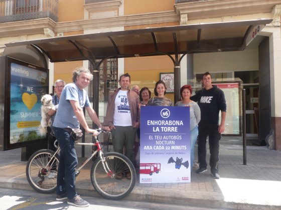 Imagen de un grupo de personas con un cartel de la linea N6 con dirección Enhorabona - La Torre en sus viajes nocturnos con frecuencia de 22 minutos