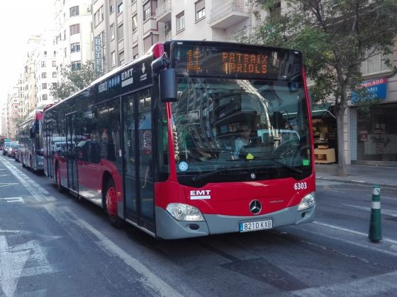 Imagen de un autobús de la linea 11 circulando por la ciudad de Valencia