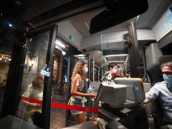 Imagen autobús nocturno durante la noche de San Juan