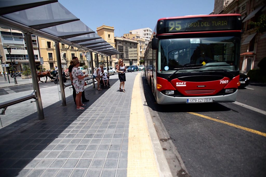Imagen de un autobús de la linea 95 en una de las paradas de su recorrido con pasajeros esperando