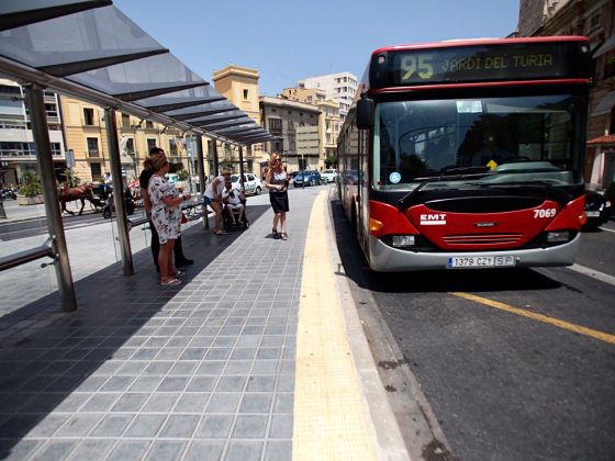 Imagen de un autobús de la linea 95 en una de las paradas de su recorrido con pasajeros esperando