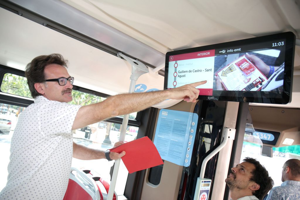 El regidor de Mobilitat Sostenible, Giuseppe Grezzi, presentando las nuevas innovaciones tecnológicas en el interior de los autobuses