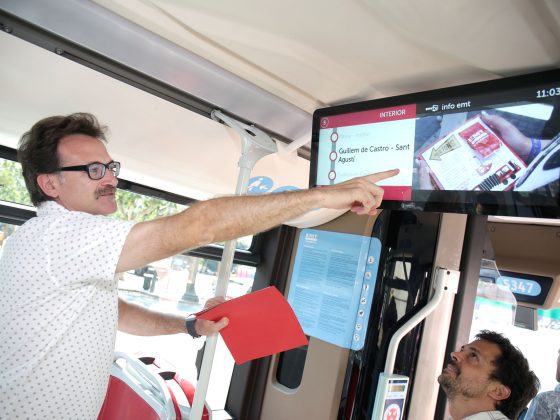 El regidor de Mobilitat Sostenible, Giuseppe Grezzi, presentando las nuevas innovaciones tecnológicas en el interior de los autobuses