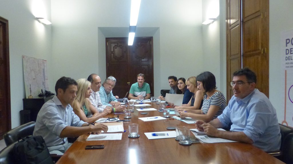 Imagen de trabajadores de la EMT junto con el regidor de Mobilitat Sostenible, Giuseppe Grezzi en una reunión interna
