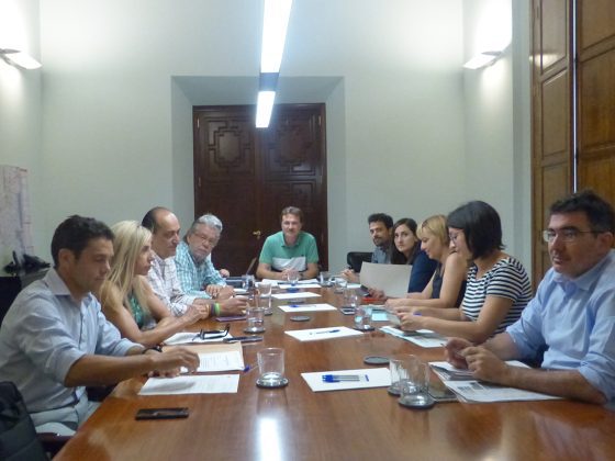 Imagen de trabajadores de la EMT junto con el regidor de Mobilitat Sostenible, Giuseppe Grezzi en una reunión interna