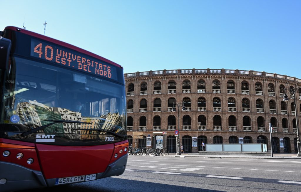 imagen de un autobús de la linea 40 dirección Universitats - Est. del Nord