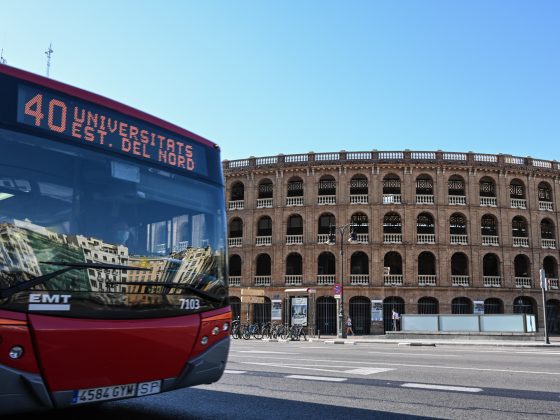 imagen de un autobús de la linea 40 dirección Universitats - Est. del Nord