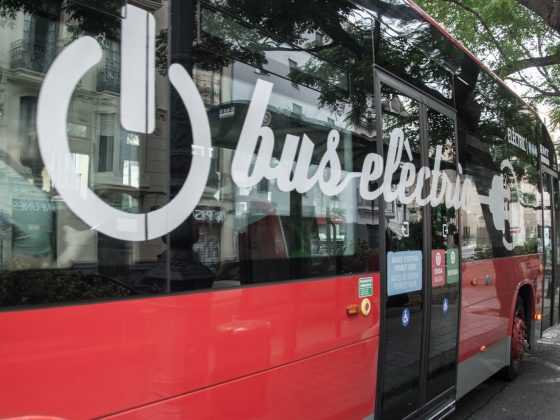 Imagen lateral de un bus eléctrico