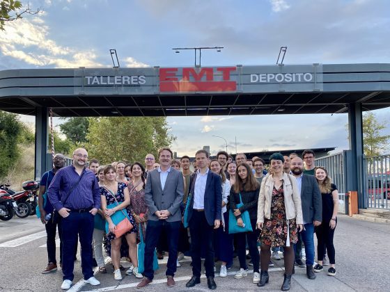 Imagen representantes EMT junto a un grupo de estudiantes