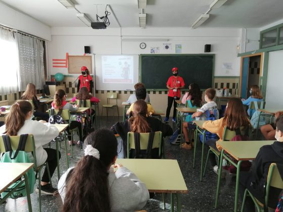 imagen de actividades educativas de la EMT en un aula con sus alumnos