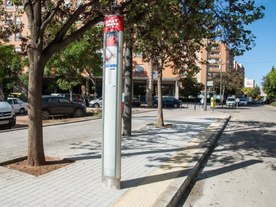 Imagen de una de las paradas de EMT de Alcásser