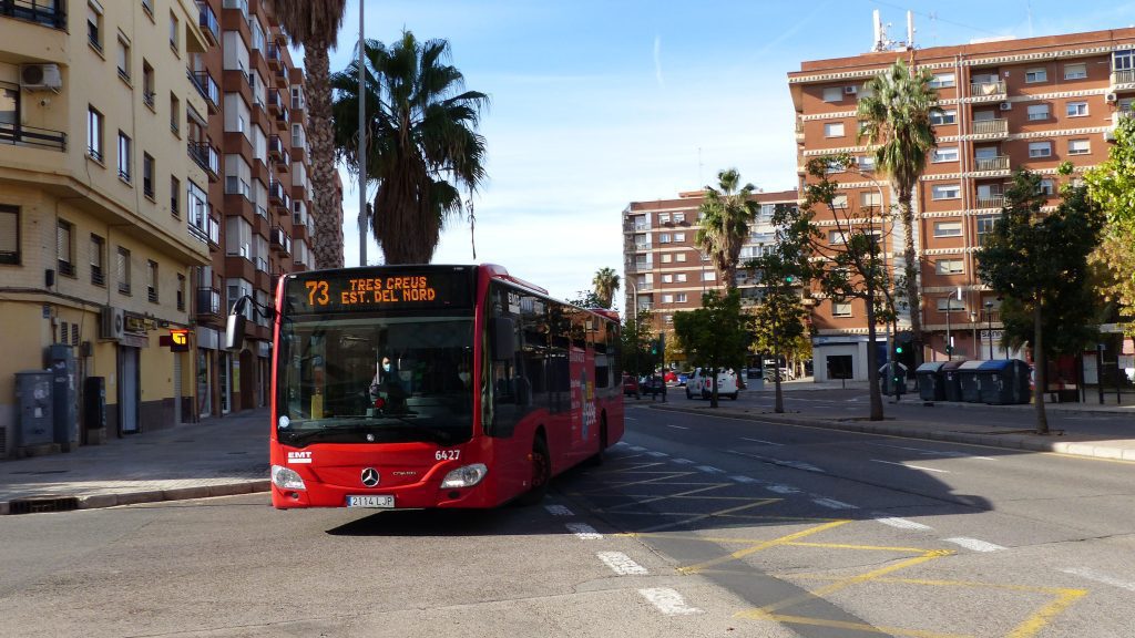 Imagen del autobús linea 73 dirección Tres Creus Est. del Nord
