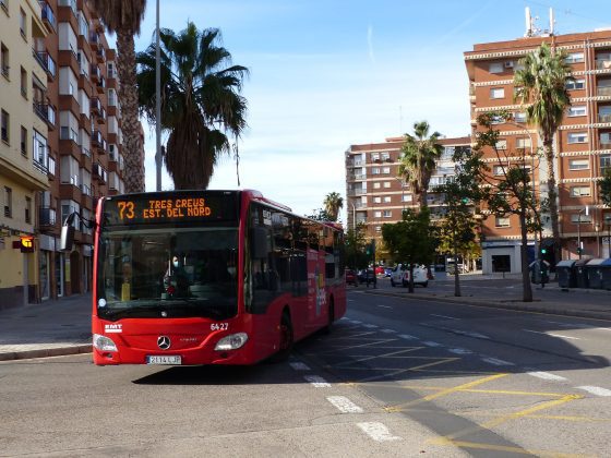 Imagen del autobús linea 73 dirección Tres Creus Est. del Nord