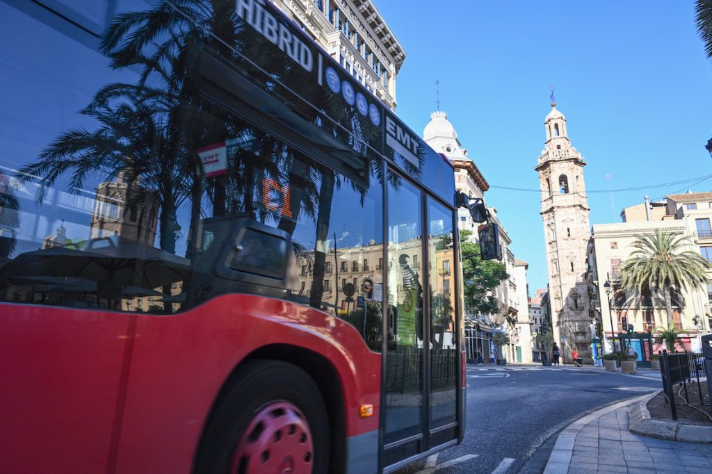 Imagen de un autobús híbrido circulando por el centro de la ciudad