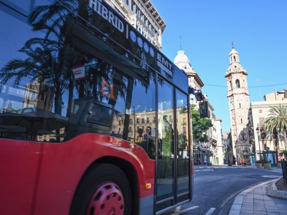 Imagen de un autobús híbrido circulando por el centro de la ciudad