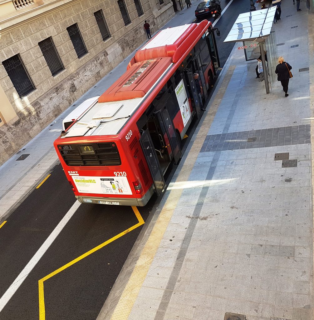 Imagen de un autobús en una parada de la ciudad