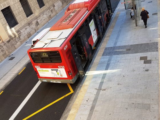 Imagen de un autobús en una parada de la ciudad