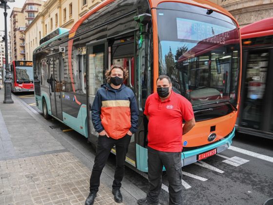 Imagen de Giuseppe Grezzi junto a un nuevo autobús eléctrico