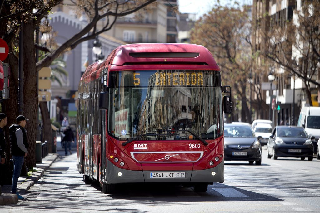 Imagen de un autobús de la linea 5 circulando por la ciudad