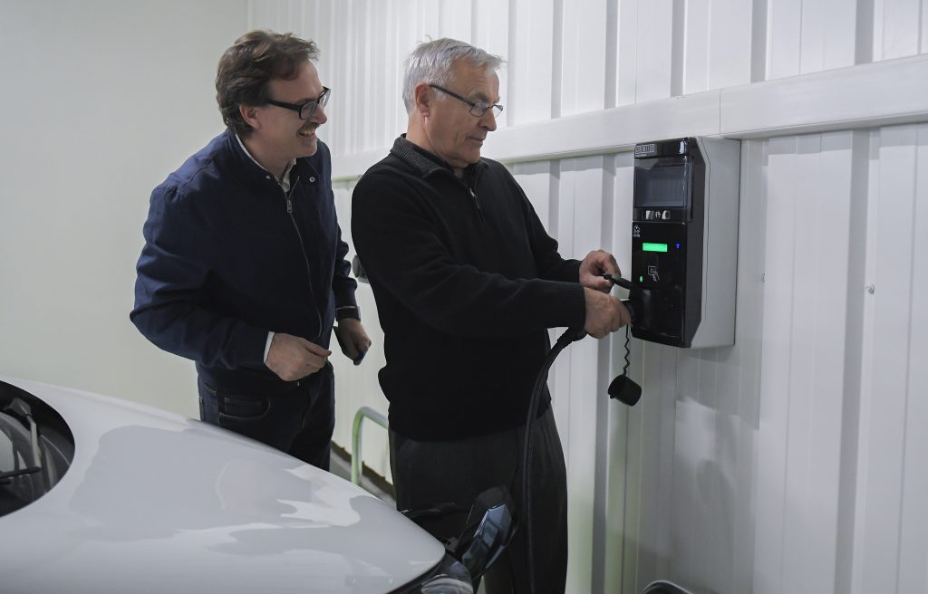 Imagen del alcalde de Valencia, Joan Ribó, acompañado del regidor de Mobilitat Sostenible, Giuseppe Grezzi, visitando el parking de la plaza Ciutat de Bruges
