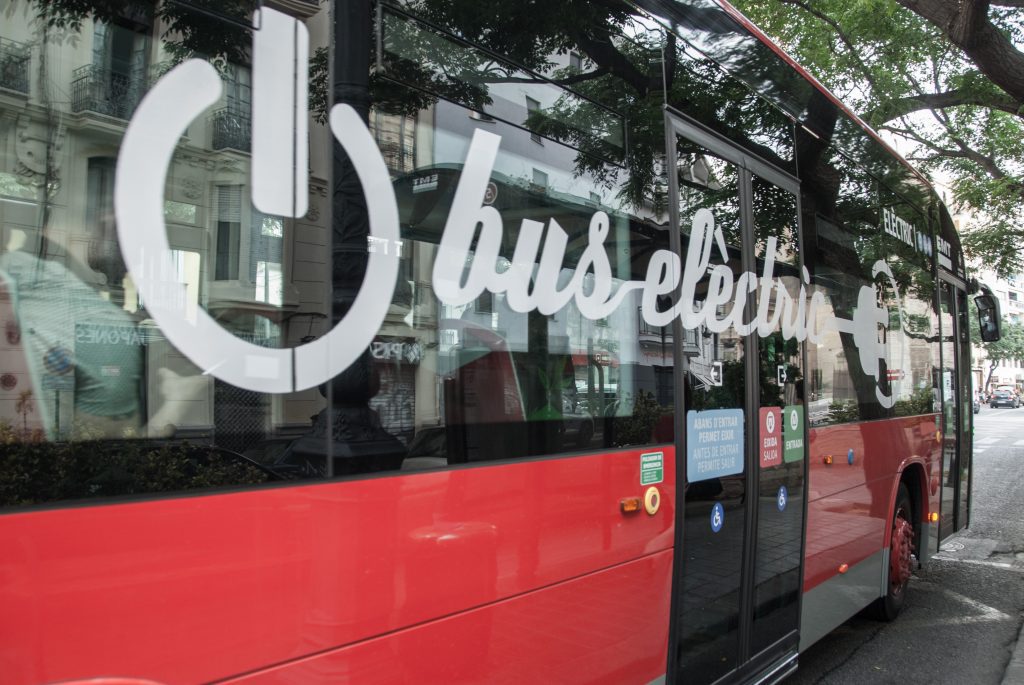 Imagen lateral de un bus eléctrico