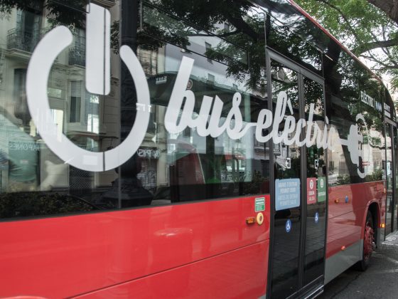 Imagen lateral de un bus eléctrico