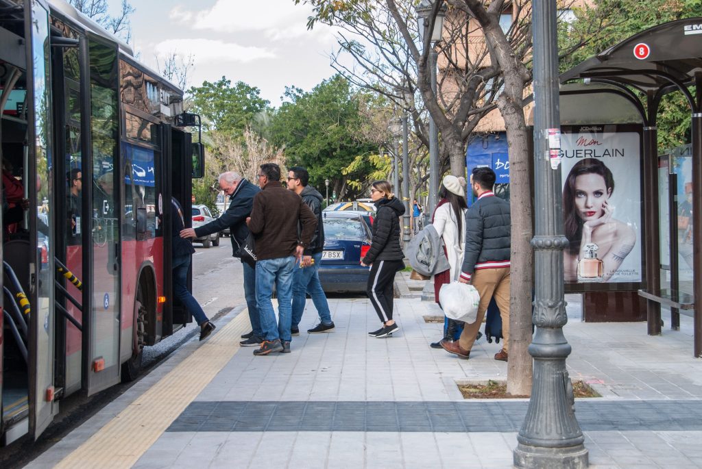 Imagen de pasajeros subiendo a un autobús desde una parada con características accesibles