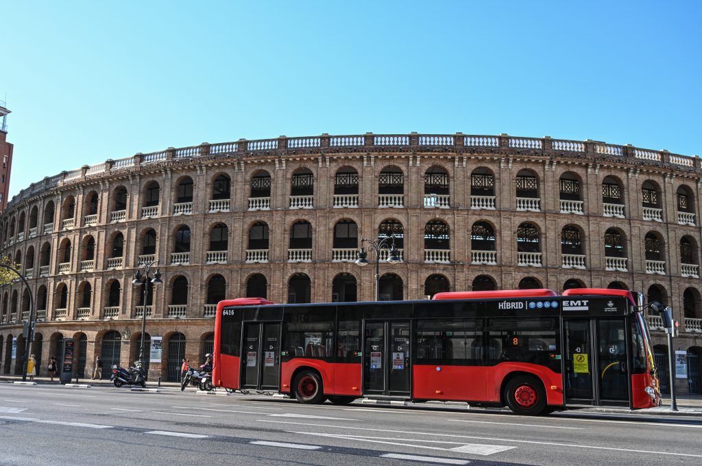 Imagen de un autobús hibrido circulando por las calles de Valencia