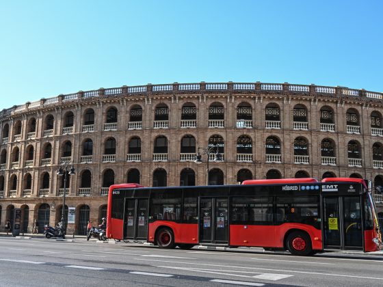 Imagen de un autobús hibrido circulando por las calles de Valencia